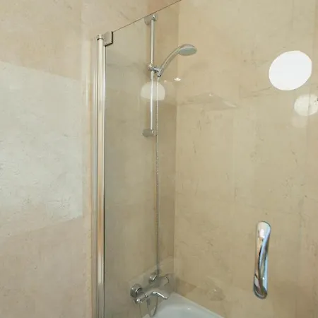Comfortable Duplex- 1bd 2bth- Dean Miranda Siviglia