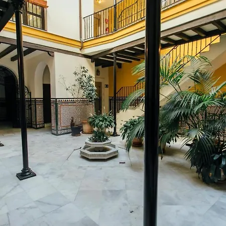 Comfortable Duplex- 1bd 2bth- Dean Miranda Sevilla